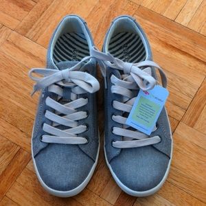 NWOT Taos "Star" canvas/rubber sneaker with comfort footbed